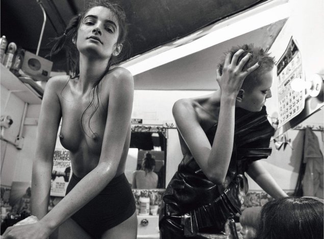 Голые модели переодеваются