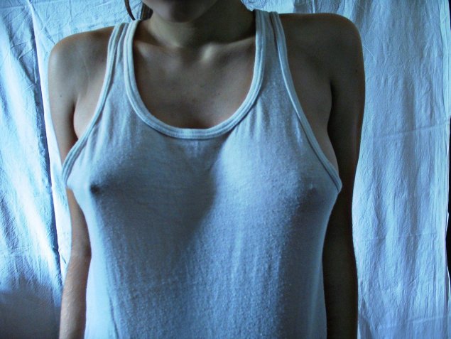 Грудь за майкой