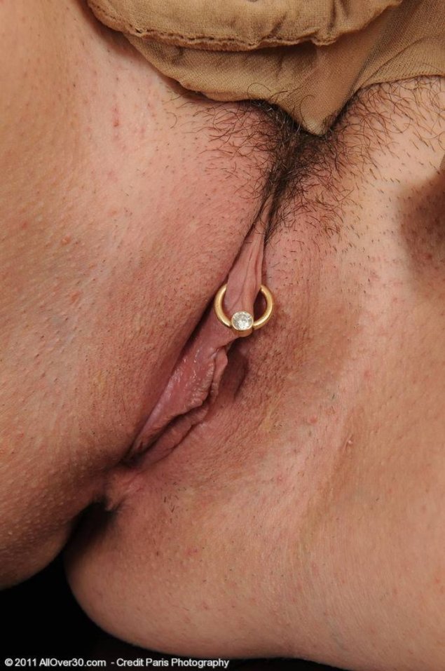 Волосатая киска с пирсингом