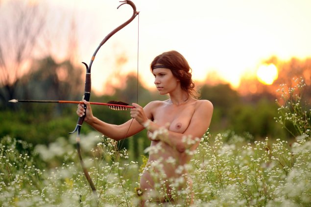 Голая стреляет из лука