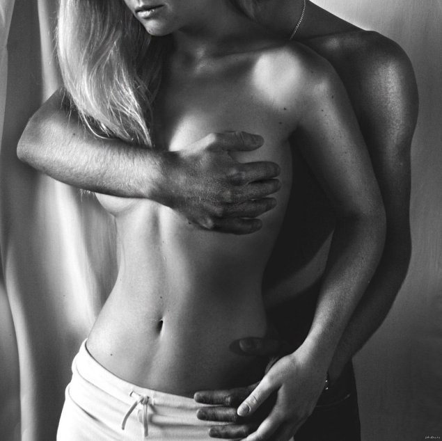 Голые мужчина и женщина обнимаются