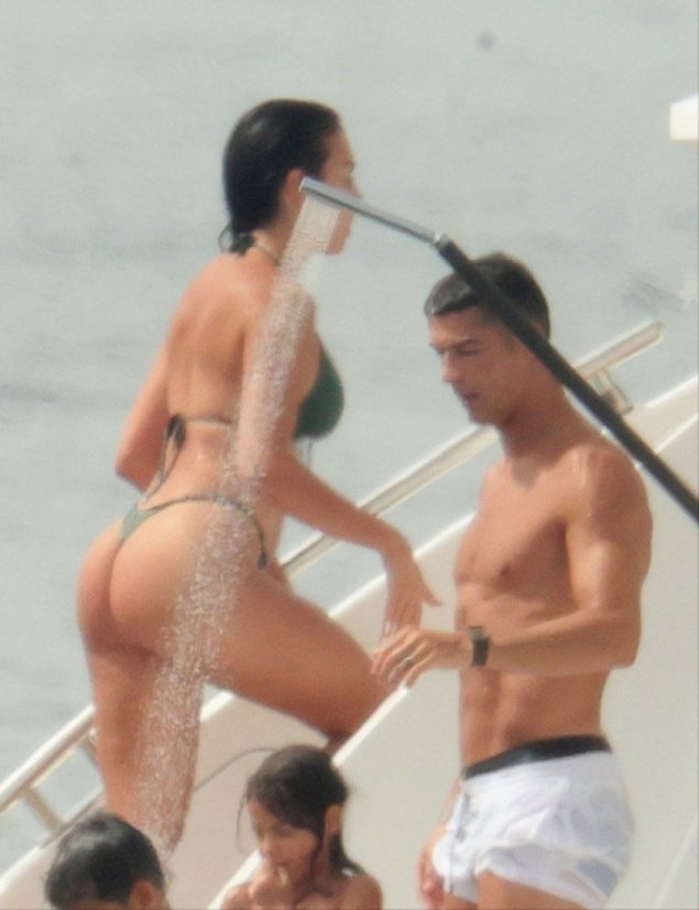 Жена Роналду в купальнике