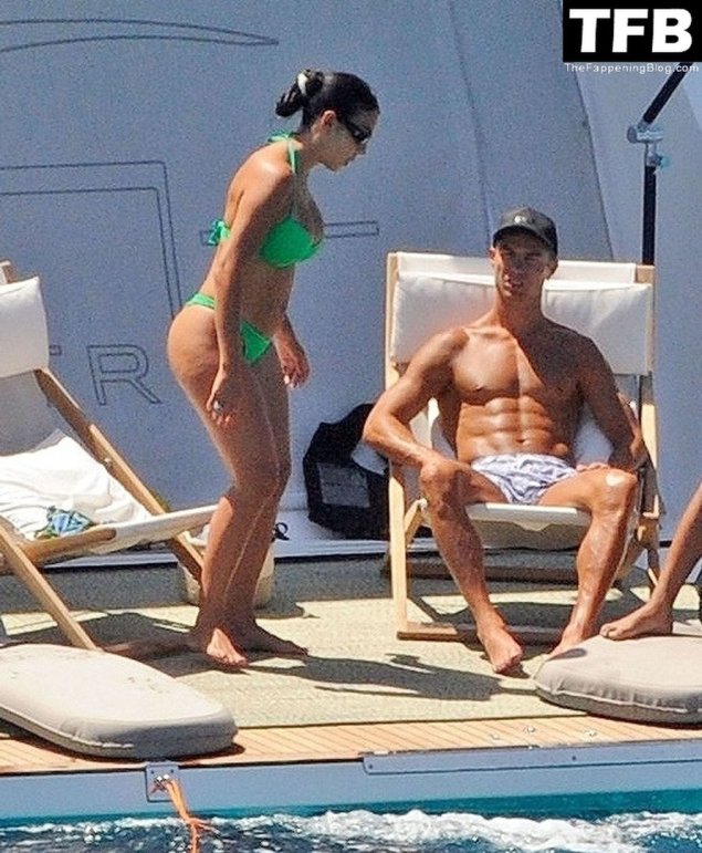 Жена Роналдо в купальнике