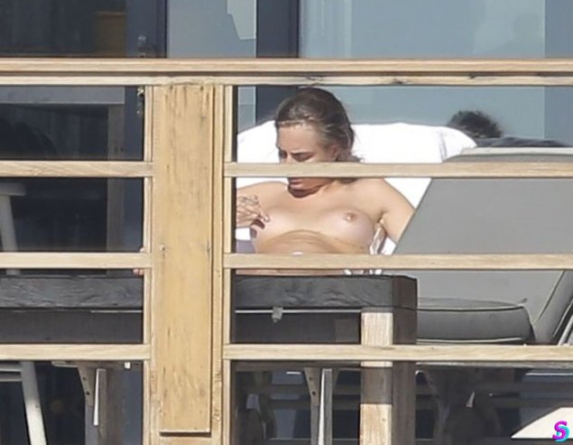 Кара делевинь голая грудь