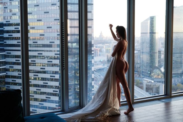Голая женщина с панорамными окнами