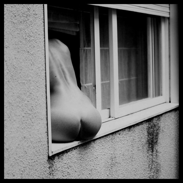 Голые женщины в окнах домов