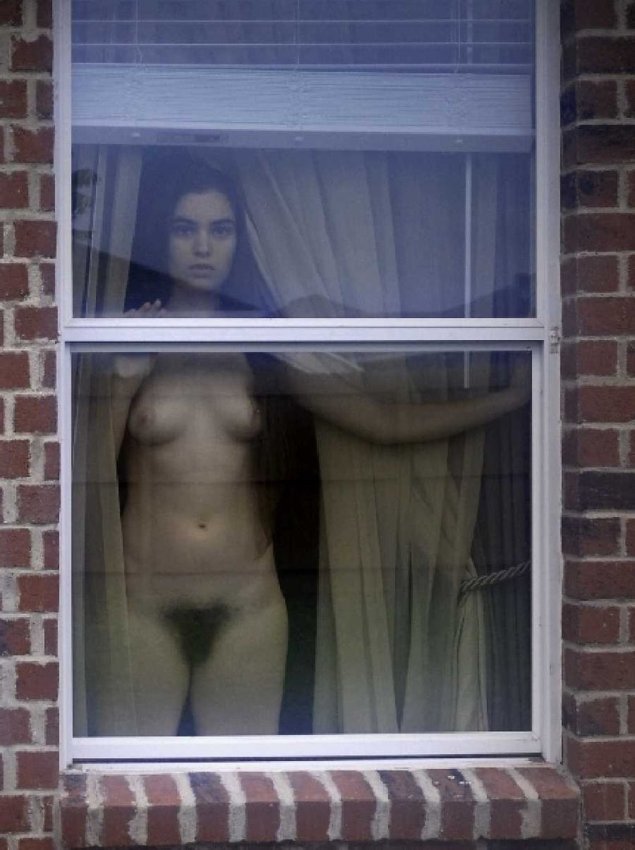 Голые в окнах