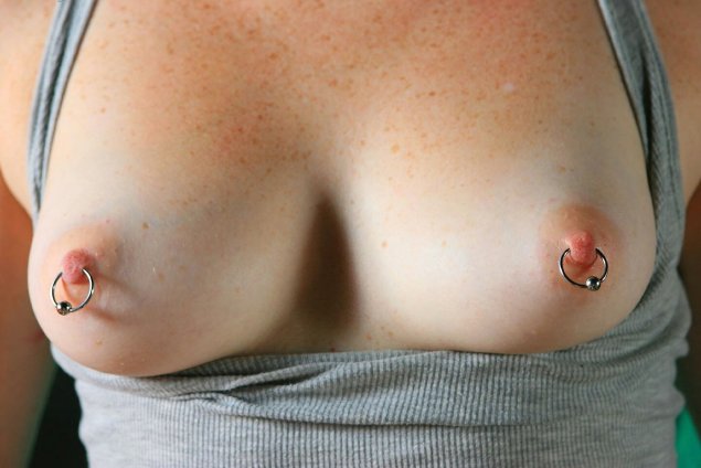 Маленькие сиськи с пирсингом