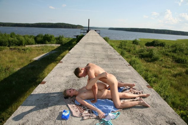 Голые загорают на берегу реки