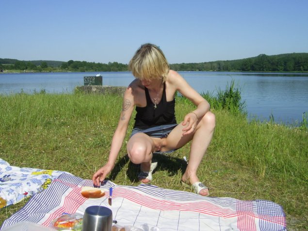 Нудистки на речке