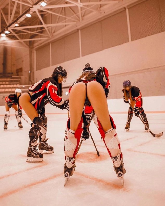 Девушка в хоккейной форме ню