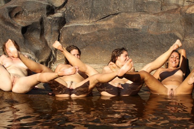 Девушки плавают голышом