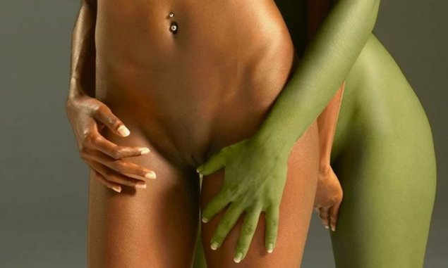 Девушка с зеленой кожей