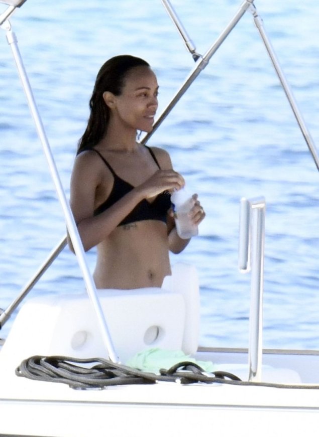 Зои салдана в купальнике