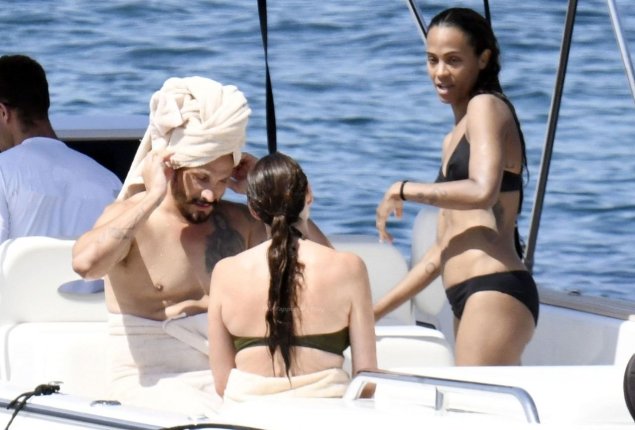 Зои салдана на яхте топлесс