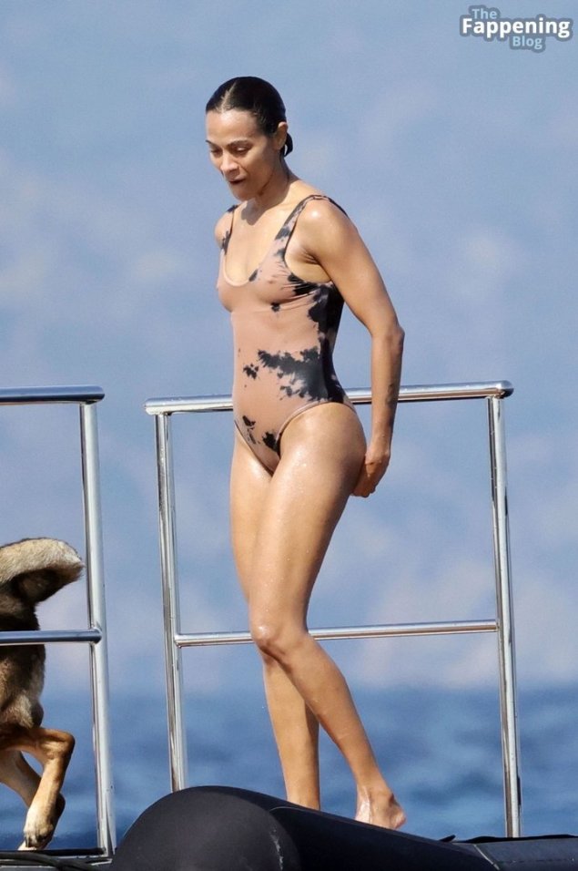 Зои салдана в бикини