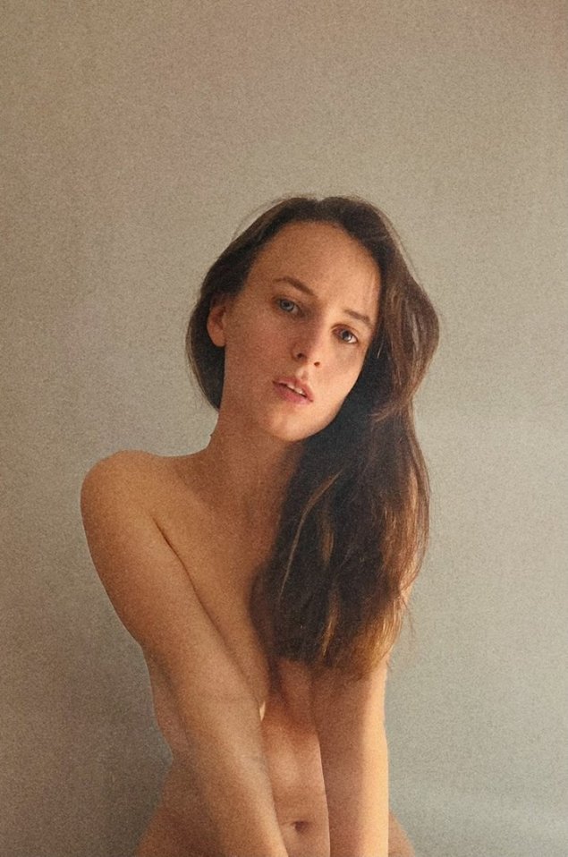 Обнаженная девочка