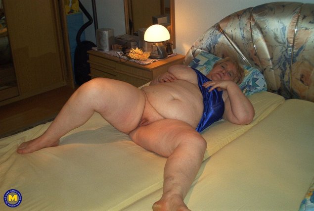 Голые зрелые толстушки в постели