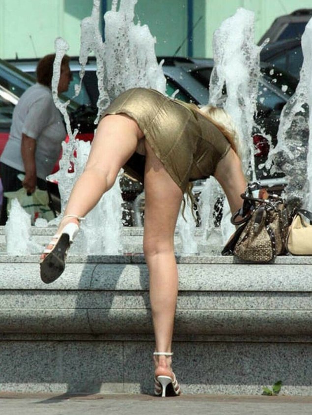 Женщина наклонилась