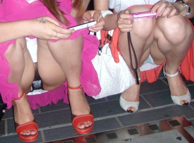 Девушки без трусиков под юбкой