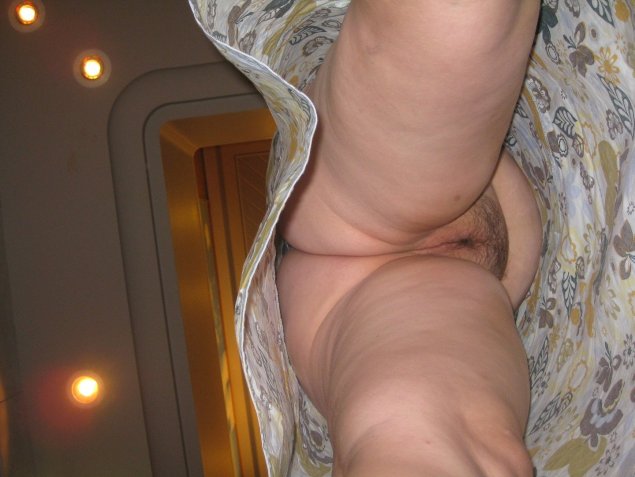 У бабушки под юбкой без трусов вид снизу