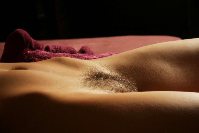 Красивый небритый женский лобок