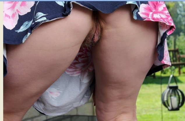 Подглядывание под юбку без трусов