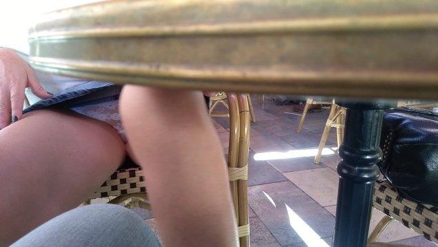 Девушки без трусиков под юбкой