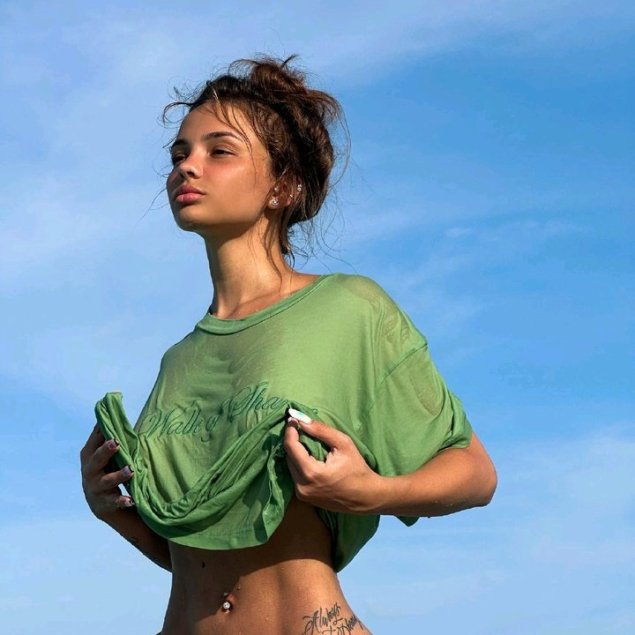 В мокрой футболке