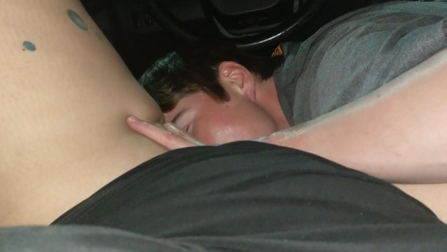 Кунилингус в машине любительское