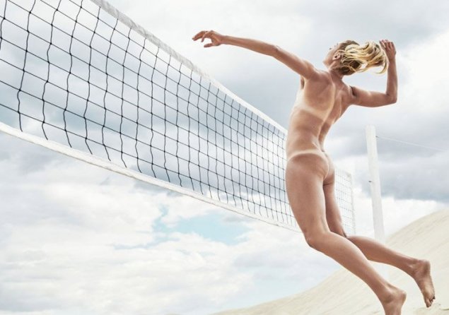 Пляжный волейбол в стиле ню