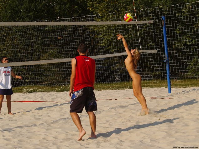 Пляжный волейбол голышом
