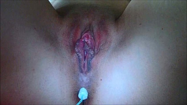 Девушка вставляет тампон крупным планом