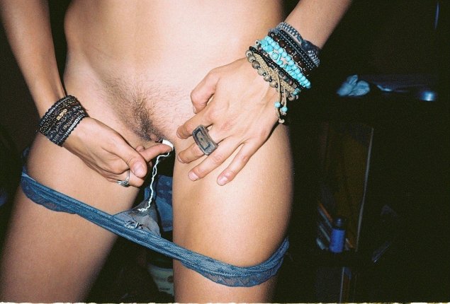 Девки без трусов с тампонами