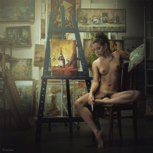 Голые женщины позируют художнику