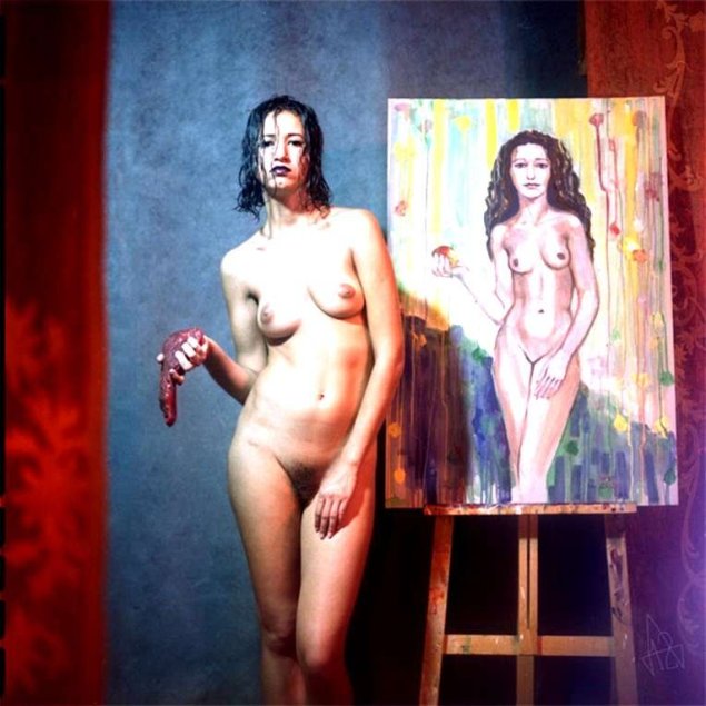 Голая позирует художнику