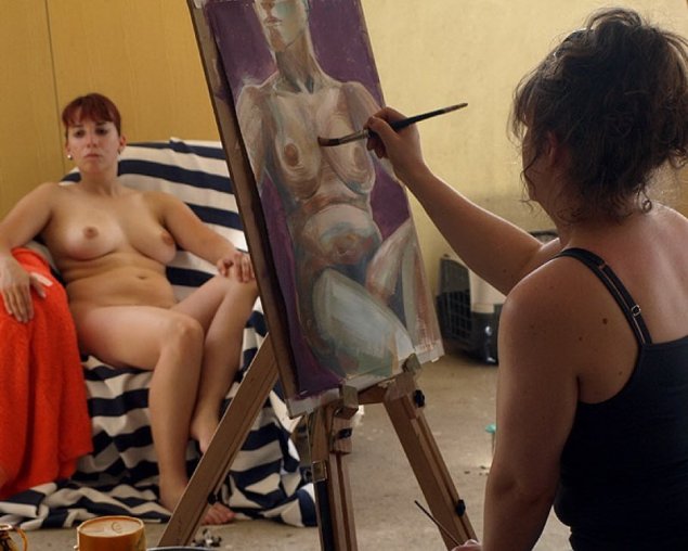 Натурщица ню в студии художника