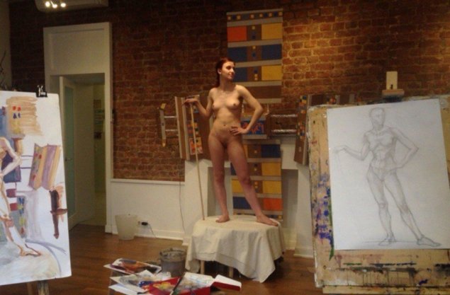 Натурщицы позируют художникам