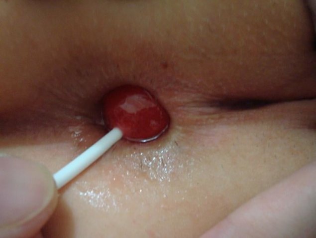 Чупа Чупс в анусе девушки