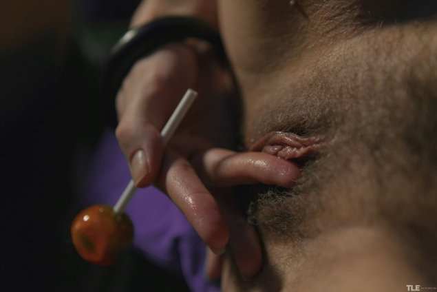 Мастурбация женская с чупа чупсом