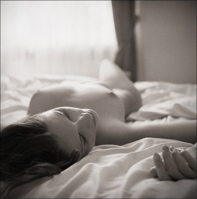 Голая женщина под одеялом