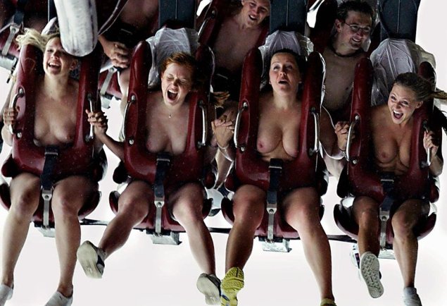 Голые женщины на аттракционах