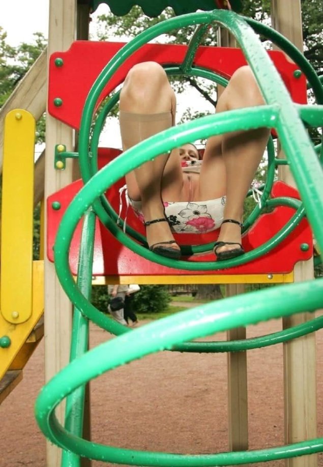 Девушки без трусов на аттракционах