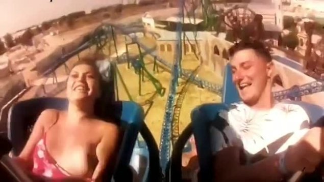 Оголила грудь на аттракционе