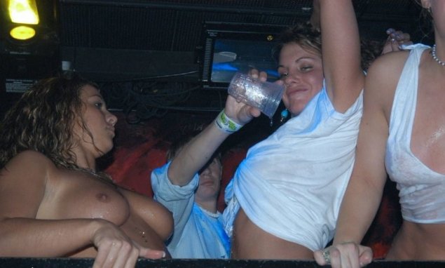 Пьяные девушки засветили