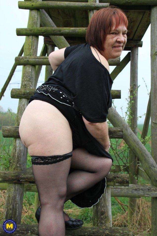 Зрелые Деревенские бабы без трусов