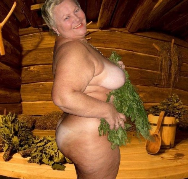 Пожилые толстушки в бане