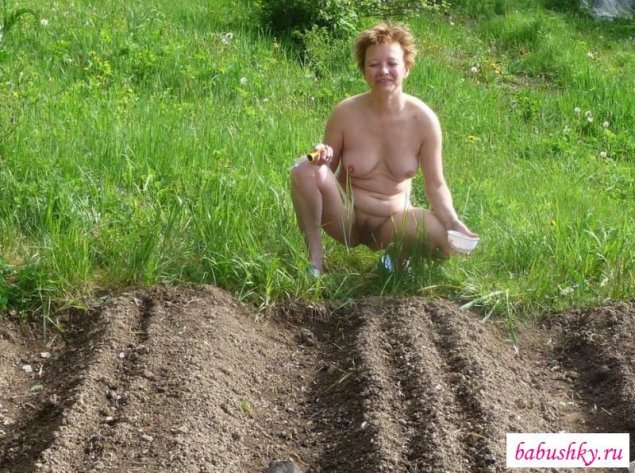 Голые женщины на грядках огорода