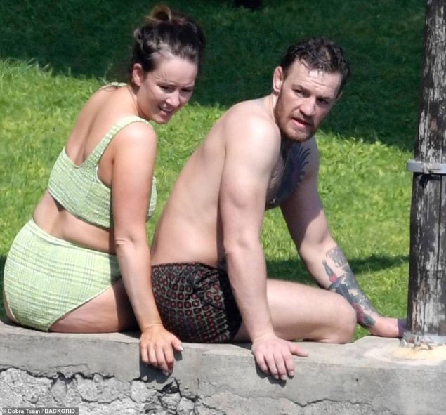 Дин Девлин бикини