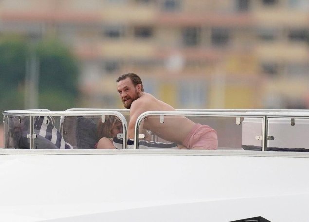 Конор макгрегор с женой на яхте